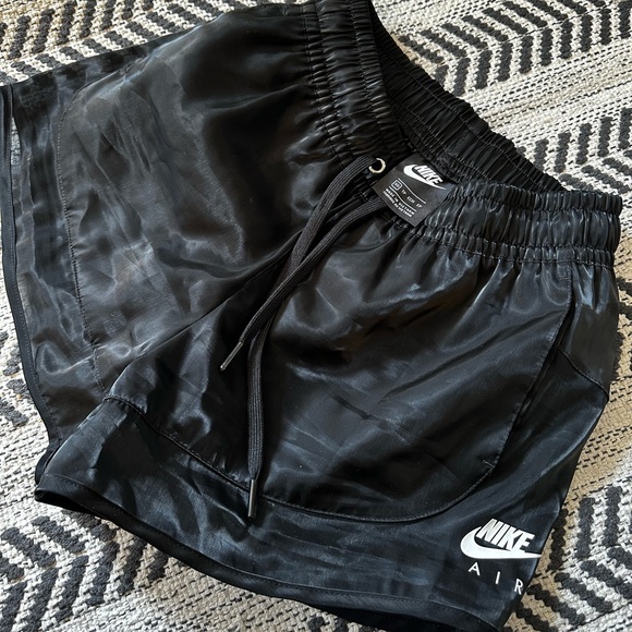 Nike black shorts with pocket. XS - Picture 2 of 2